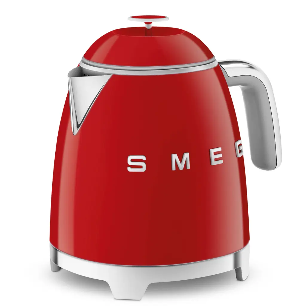غلاية كهربائية صغيرة من Smeg بتصميم ستايل الخمسينيات