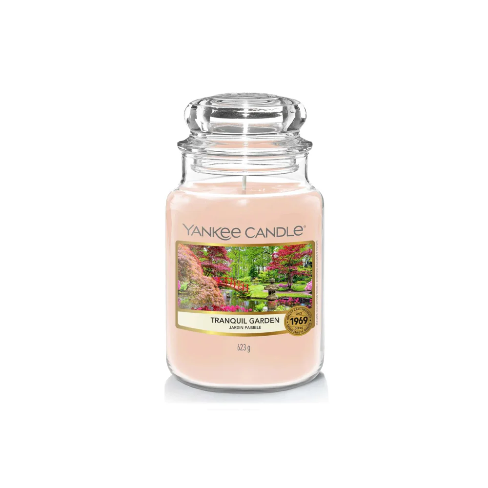 شمعة "يانكي كاندل" (Yankee Candle) الحجم الكبير الكلاسيكي (Classic Large Jar) - الحديقة الهادئة