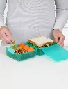 31735_1.4l_lunch_lunchcube_lifestyle_bench_food_open_hands_teal.webp