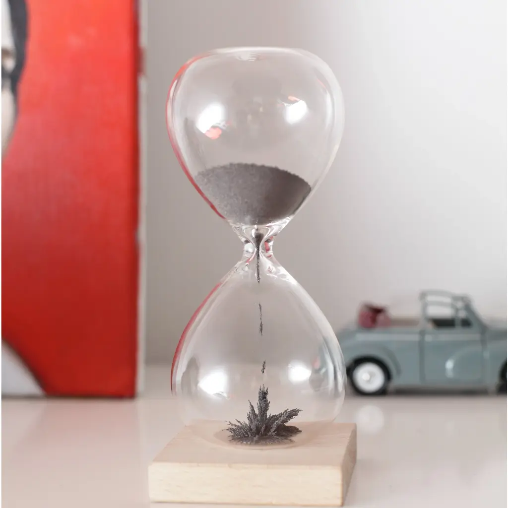 ST05-Magnetic-Hourglass_ACTION_7469.webp