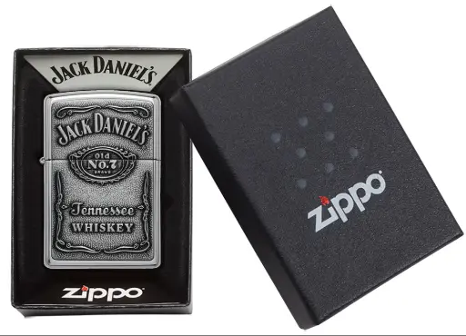 ولاعة زيبو مقاومة للرياح – كروم مصقول للغاية "High Polish Chrome" مع شعار "Jack Daniel's" بارز – 250-JD427