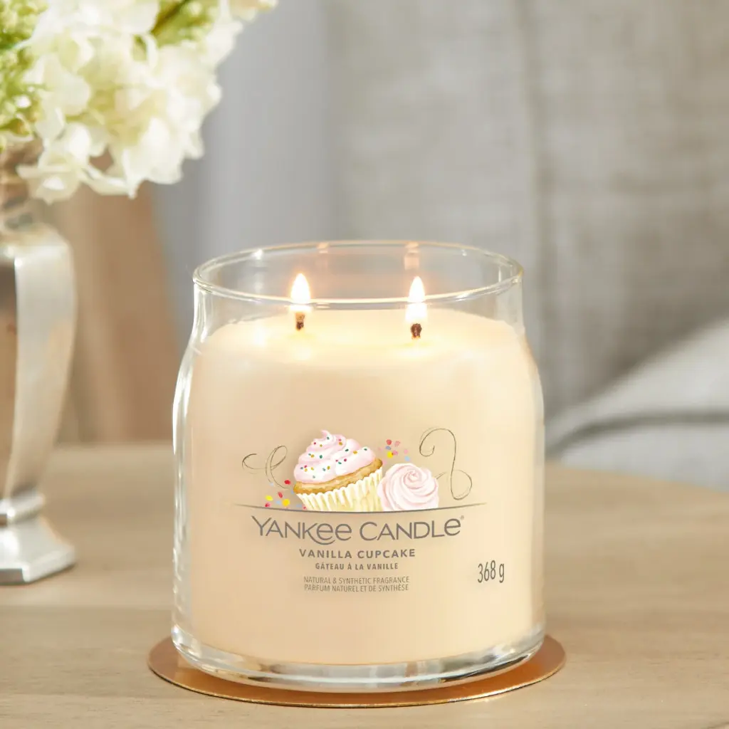 yankee-candle-vanilla-cupcake-signature-medium-jar (2).webp