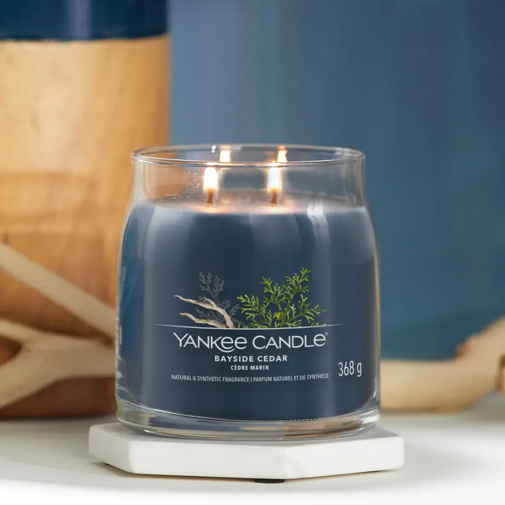 yankee-candle-bayside-cedar-signature-medium-jar (2).webp