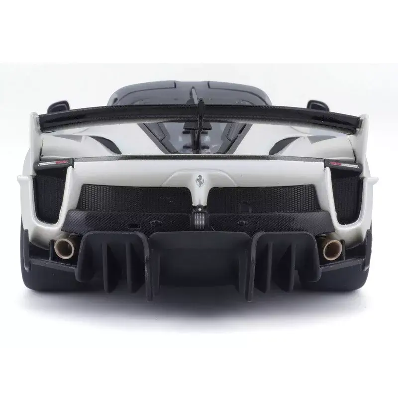 bburago-ferrari-fxx-k-evo-no70-1-18-white-black (2).webp