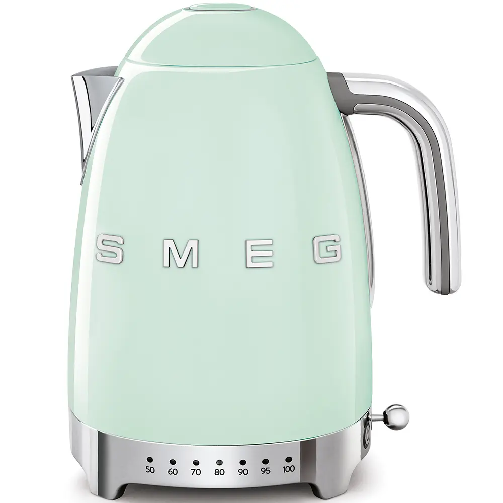  غلاية كهربائية من Smeg بتصميم ستايل الخمسينيات مع ميزة التحكم بدرجة الحرارة، سعة 1.7 لتر
