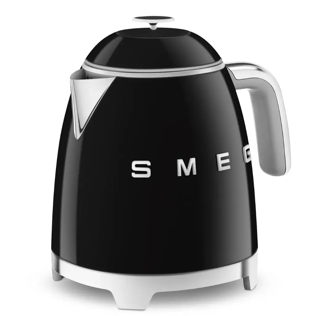 غلاية كهربائية صغيرة من Smeg بتصميم ستايل الخمسينيات