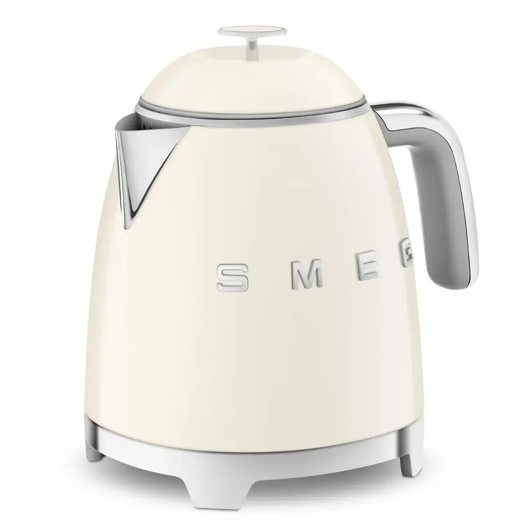 غلاية كهربائية صغيرة من Smeg بتصميم ستايل الخمسينيات
