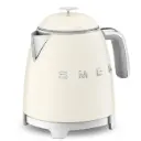 غلاية كهربائية صغيرة من Smeg بتصميم ستايل الخمسينيات