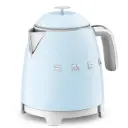 غلاية كهربائية صغيرة من Smeg بتصميم ستايل الخمسينيات