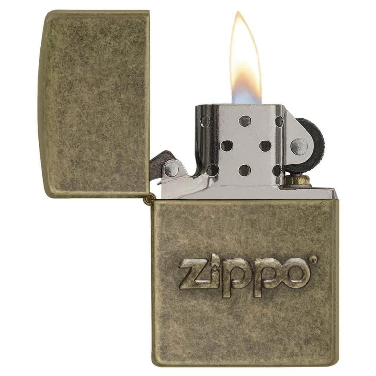 ولاعة زيبو مقاومة للرياح – "Armor" نحاس عتيق "Antique Brass" بتصميم ختم زيبو "Zippo Stamp" – 28994-201FB
