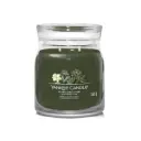 شمعة "يانكي كاندل" (Yankee Candle) الحجم المتوسط (Signature Medium Jar) - الميرمية الفضية والصنوبر