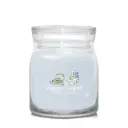 شمعة "يانكي كاندل" (Yankee Candle) الحجم المتوسط (Signature Medium Jar) - مكان هادئ وسكون